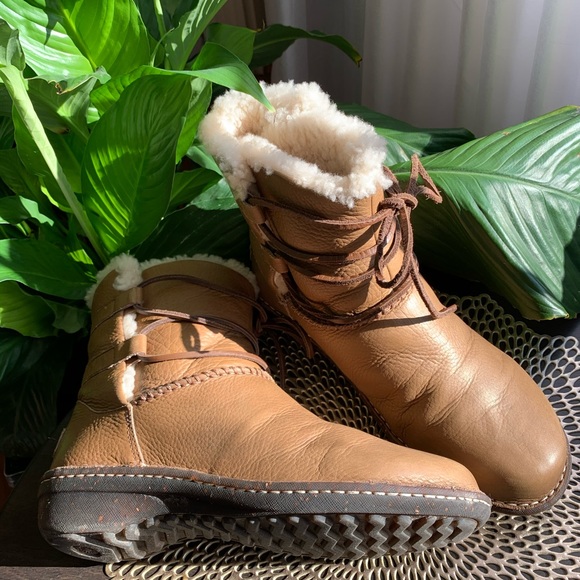 HOST PICK | UGG Shearling Sheepskin Boots Cognac - Picture 6 of 8